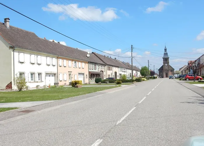 Holiday home Elegant In Louis With Garden